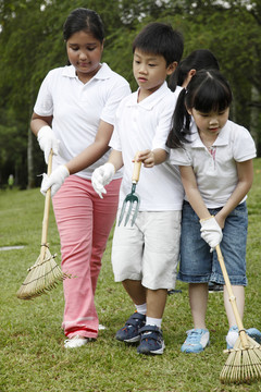 小孩子在打扫院子