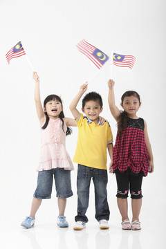 手持马来西亚国旗的孩子们