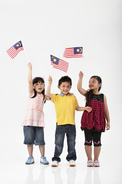 三个孩子举着马来西亚国旗