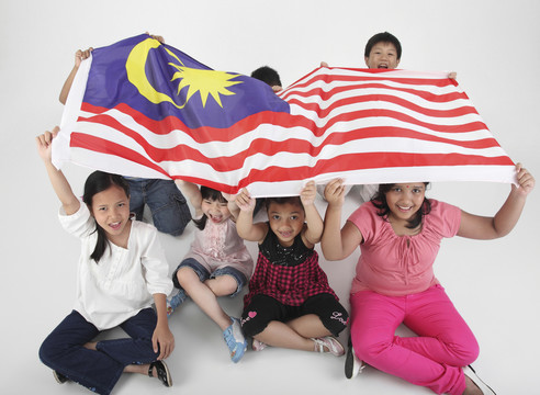 马来西亚国旗下的多种族儿童