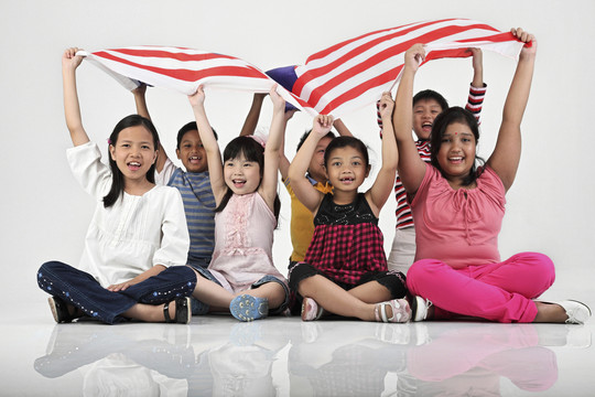 马来西亚国旗下的孩子们的正面图