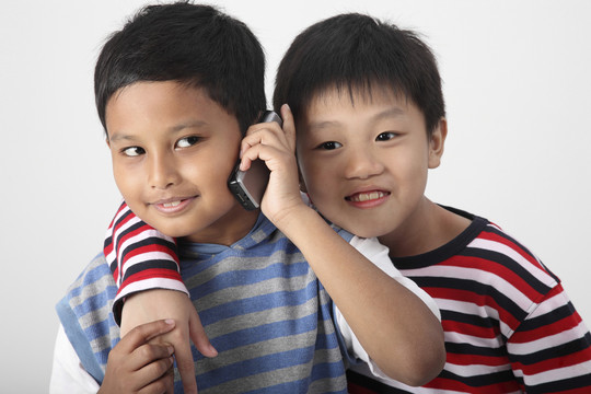 两个男孩在听手机