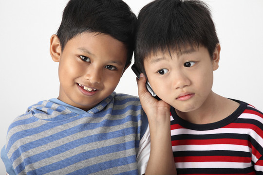 两个男孩在听手机