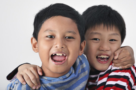 两个小男孩对着镜头微笑的特写镜头