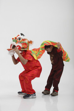 两个孩子在表演舞狮