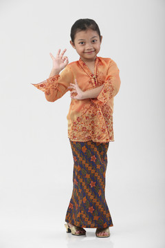 为马来传统舞蹈摆姿势的小女孩