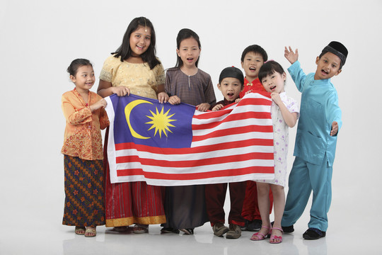 手持马来西亚国旗的多种族儿童
