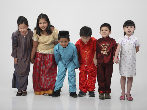 马来西亚孩子站在一起