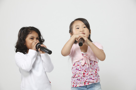 两个小女孩一起唱歌