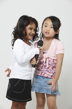 两个小女孩一起唱歌的特写镜头