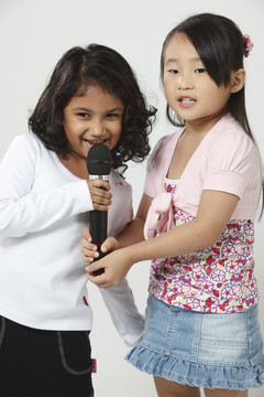 两个女孩一起唱歌