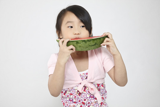 小女孩吃西瓜的特写镜头