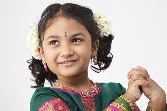 穿着传统服装的印度小女孩的特写镜头