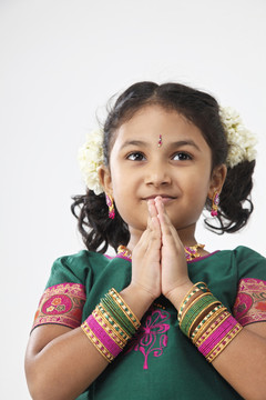 印度小女孩为迪帕瓦利祈祷