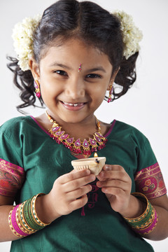 穿着传统服装的印度小女孩，微笑着