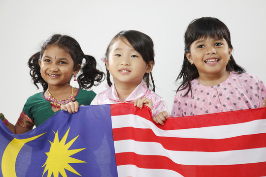三个手持马来西亚国旗的女孩的特写镜头
