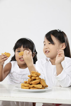 两个女孩吃鸡块的特写镜头