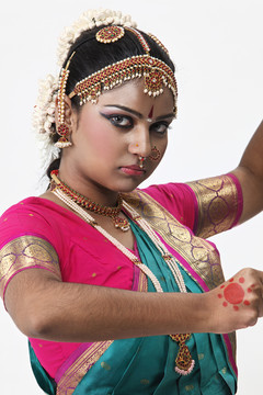 印度女舞者对着镜头摆姿势