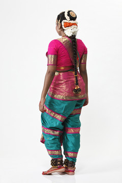印度传统服装舞蹈演员的后视图