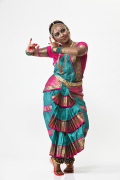 穿着传统服装的印度舞者