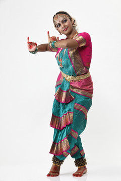 印度传统舞蹈演员表演印度舞蹈