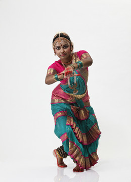 穿着传统服装的印度舞者