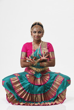 印度女舞者正面图