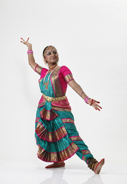身着传统服装的印度舞者肖像