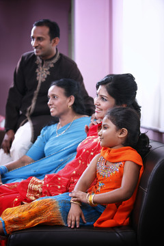 穿着传统服装的印度家庭