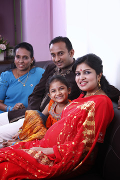 穿着传统服饰的印度家庭