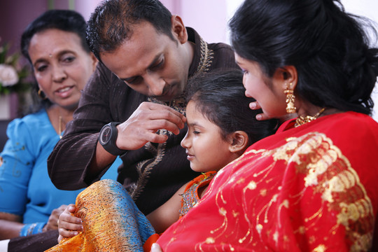 穿着传统服装的印度家庭特写镜头