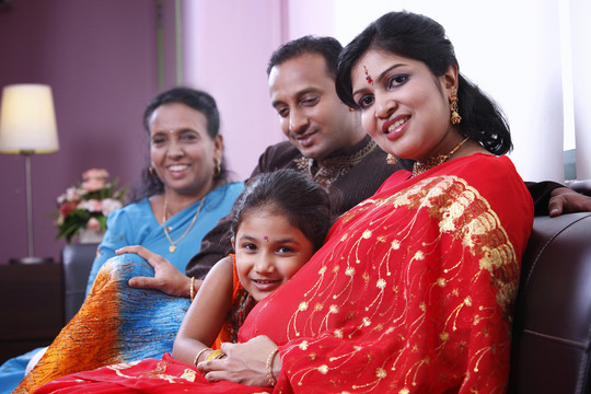穿着传统服饰的印度家庭
