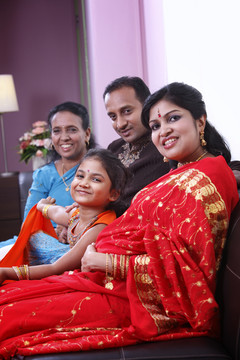 一个幸福的印度家庭的画像