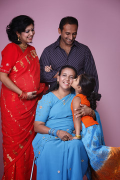 身着传统服饰的印度家庭肖像