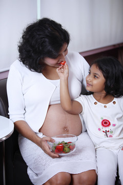 女儿给孕妇喂草莓