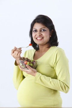 孕妇用切碎的沙拉。
