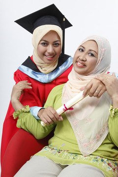年轻的毕业生和她的母亲