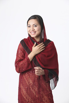马来妇女与红色巴珠kurung隔离在白色背景上。