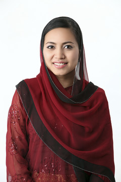 马来妇女与红色巴珠kurung隔离在白色背景上。