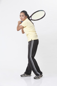 手持网球拍的马来妇女。