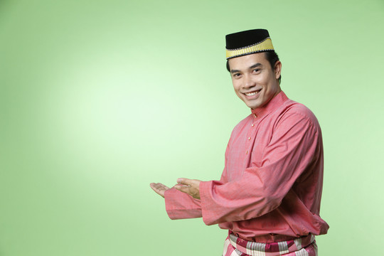 身着传统服装的马来人欢迎标志