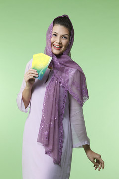 快乐的马来女人穿着八柱裤拿着绿色的小包