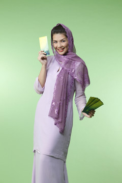马来女子穿巴珠裤展示绿包