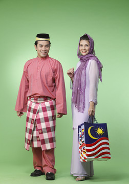 情侣购物在瑞亚季节购买马来西亚产品