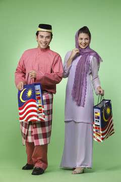 情侣购物在瑞亚季节购买马来西亚产品
