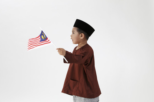 手持马来西亚国旗的马来男孩