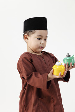 马来西亚男孩在拉亚玩油灯