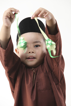 马来男孩在玩装饰性的凯图帕特