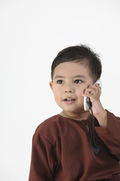 马来男孩用手机打电话