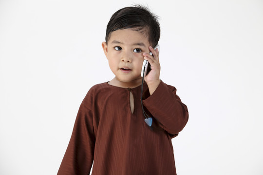 马来男孩用手机打电话